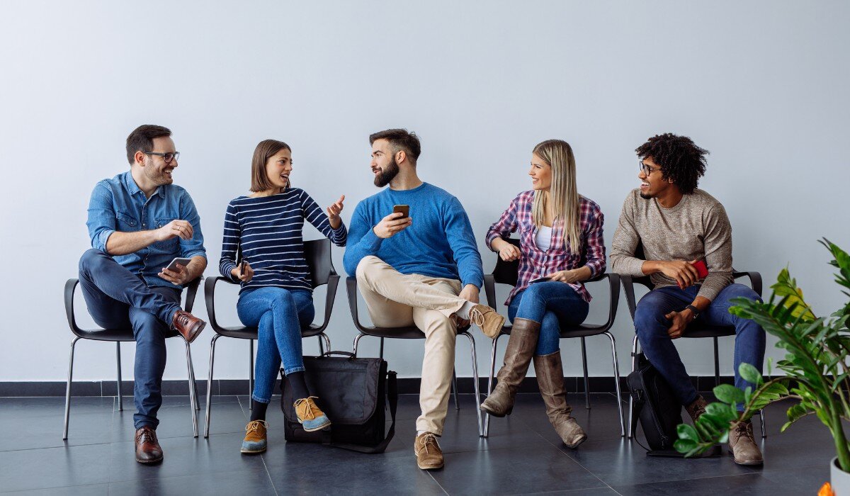 Ragazzi e ragazze durante un colloquio di gruppo